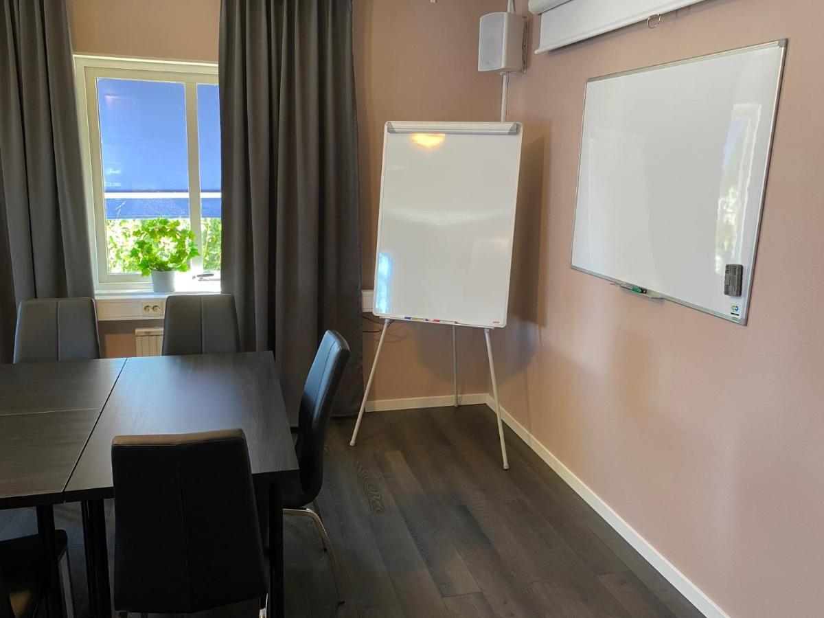 De La Gardie Park Vandrarhem Hostel Lidköping エクステリア 写真