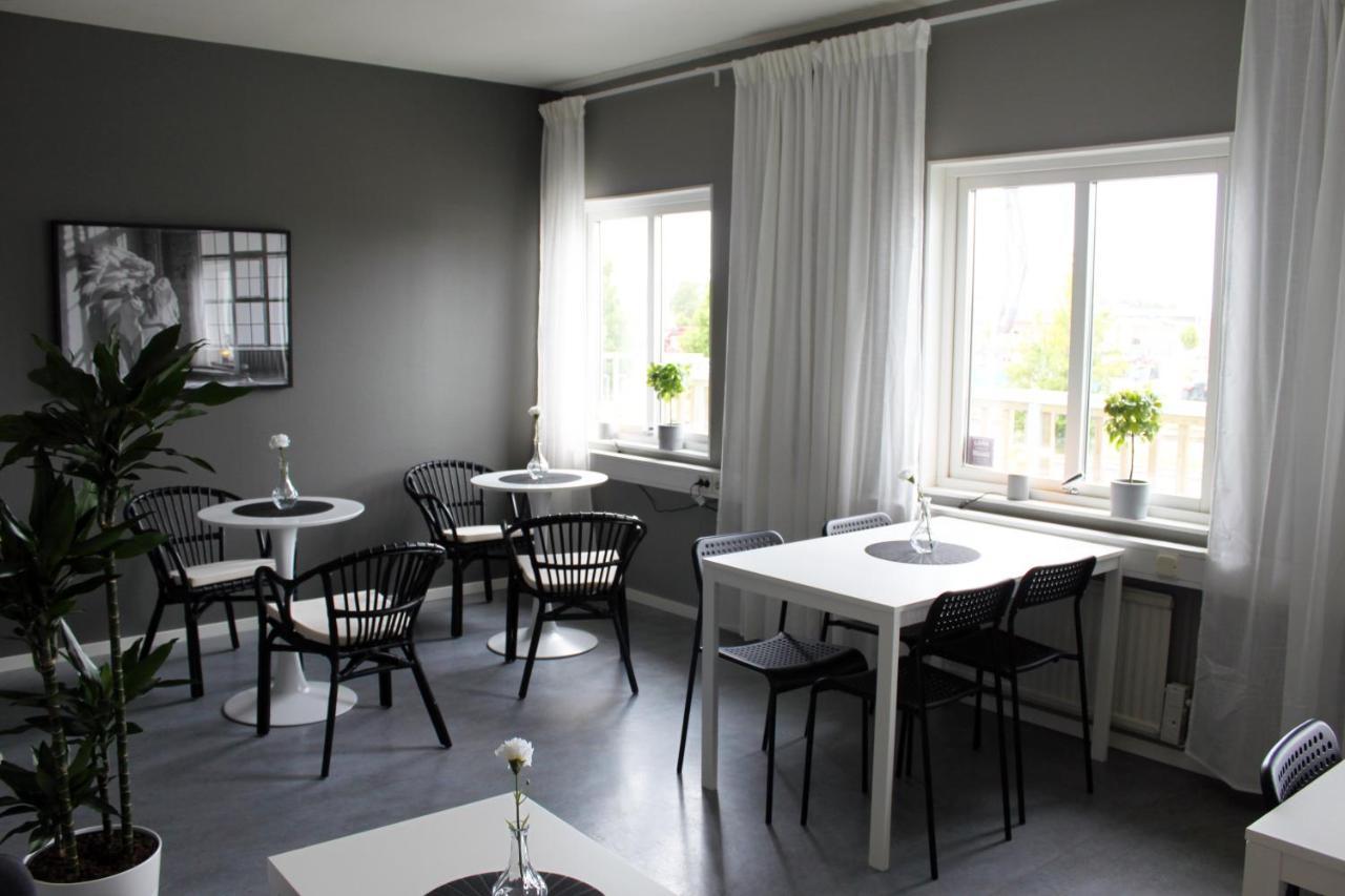 De La Gardie Park Vandrarhem Hostel Lidköping エクステリア 写真